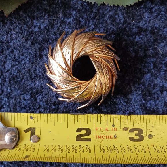 Vintage Coro Gold Tone Leaf Wreath Dimensional Brooch 1.75" - Picture 4 of 8